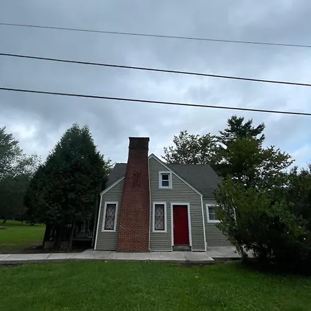 Cozy Cottage House - Pool & Hot Tub